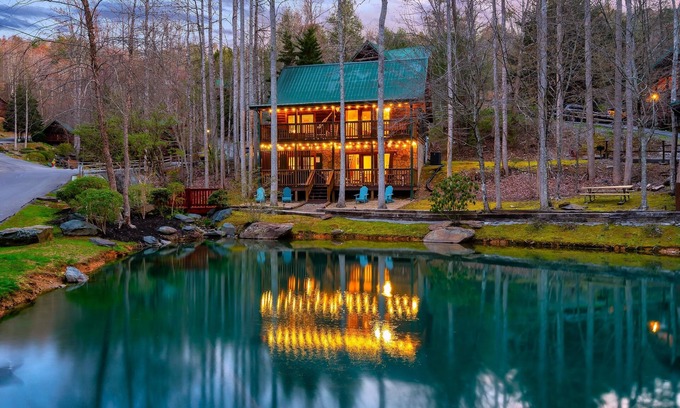 Gatlinburg Cabin | Pond View| King Ensuite| Hot Tub| Family FUN