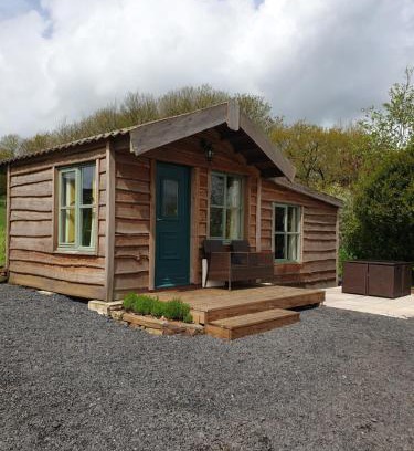 Brazzacott Ski Chalet | Pondside Cabin