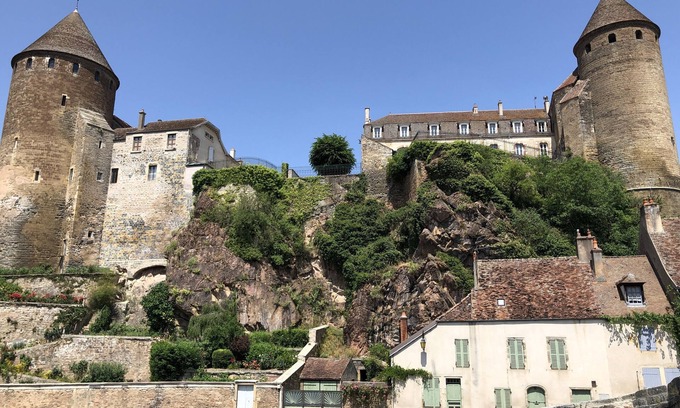 Semur-en-Auxois House | Pont Pinard building and its pink granite for 2