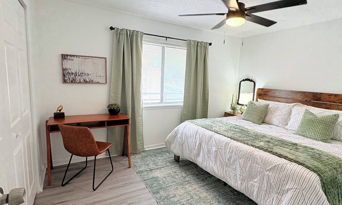 Tallahassee Condo | Pool/3min walk to FSU campus-sport stadiums/Gated/2 king beds/CollegeTown .6mile