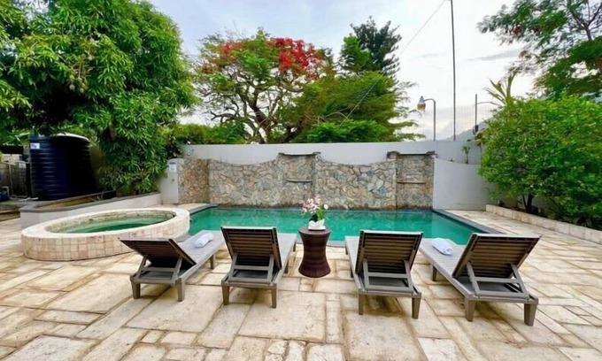 Goodwood Park House | Pool and Jacuzzi Vacation Home