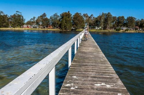 Killarney Vale House | Pool and Spa on the Lakefront - Main House