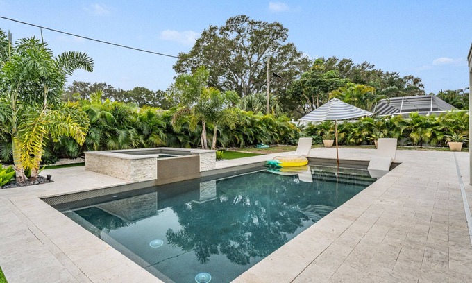Fairoaks Manhattan Manor House | Pool and Spa Retreat in South Tampa