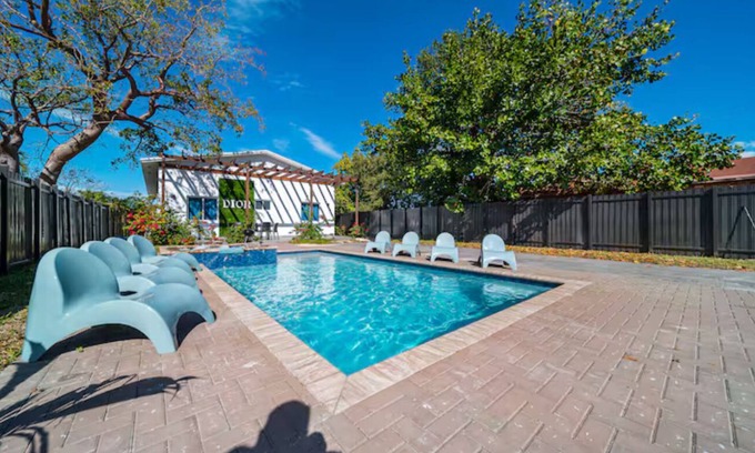 Hallandale Beach House | Pool Boutique 3 Villa by the Beach