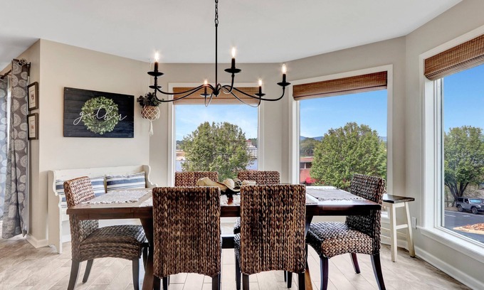 Lake Hamilton Condo | Pool & Dock Access: Lakefront Hot Springs Condo!