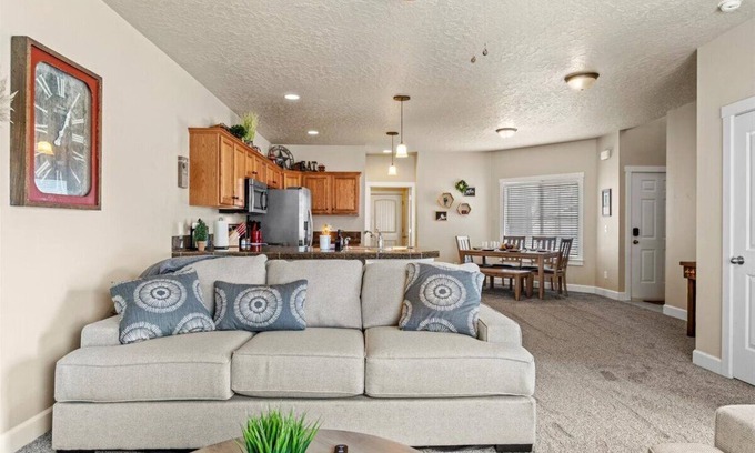 Meridian House | Pool~Garage Games~Pet Friendly~BBQ