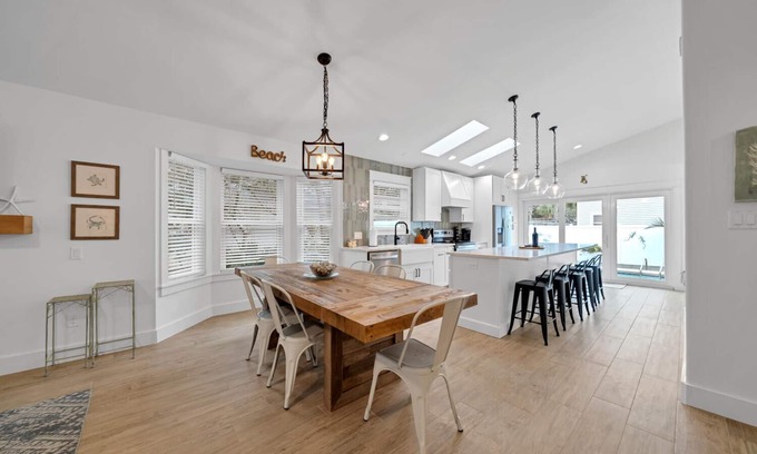 Crystal Beach House | Pool/Golf cart! 1 block to Henderson! 2 blks to beach! Remodeled & Gorgeous!