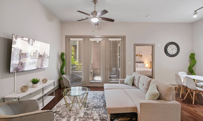 Woodbridge Bed & Breakfast | Pool & Gym | Spacious | Free-Parking