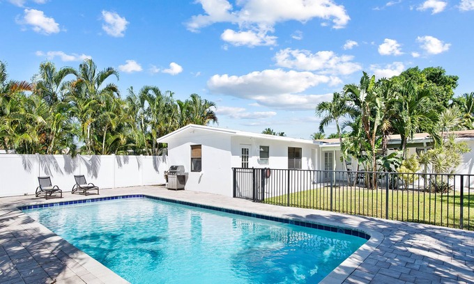 Harbor Village House | Pool home - 1 mile to the beach !