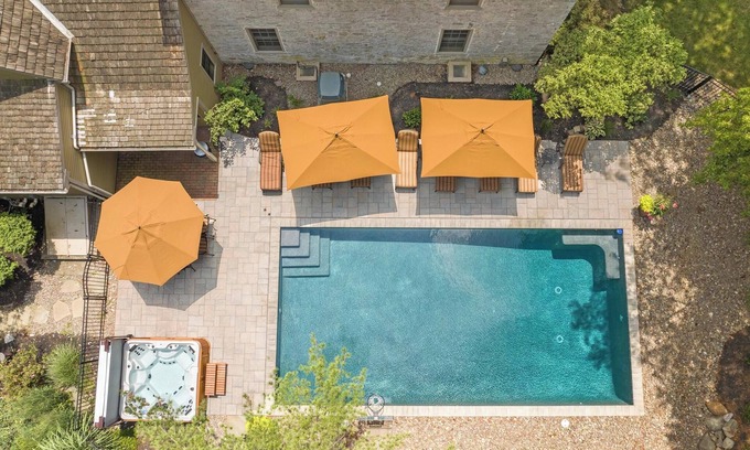 Mount Joy House | Pool HotTub Pickleball Golf Arcade Firepit Fishing