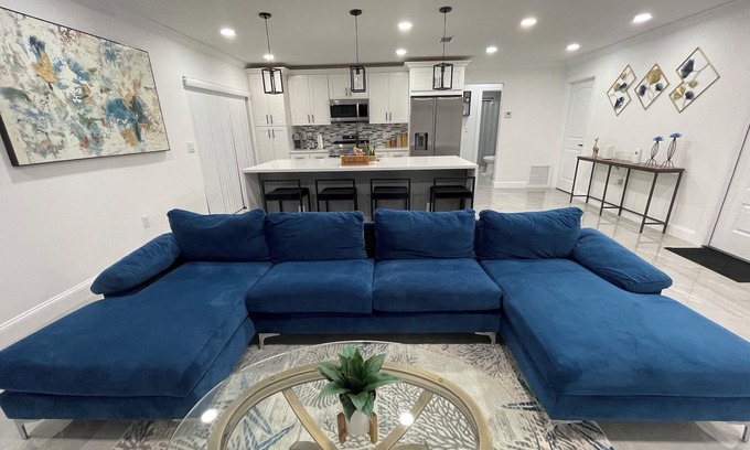 Sunrise House | Pool House 3/2: Grill, Mural and Ping Pong Table