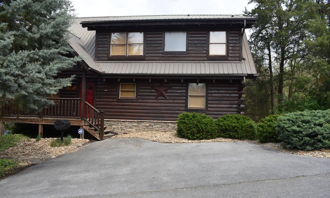 Pigeon Forge Cabin | Pool in back! -2x King Suites -120in Projection -Pool Table -HotTub -Easy Access