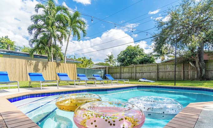Driftwood House | Pool, Patio, Sleeps 8, 3 Bedroom 2 Full Bath, Parking, Keypad Entry, WiFi