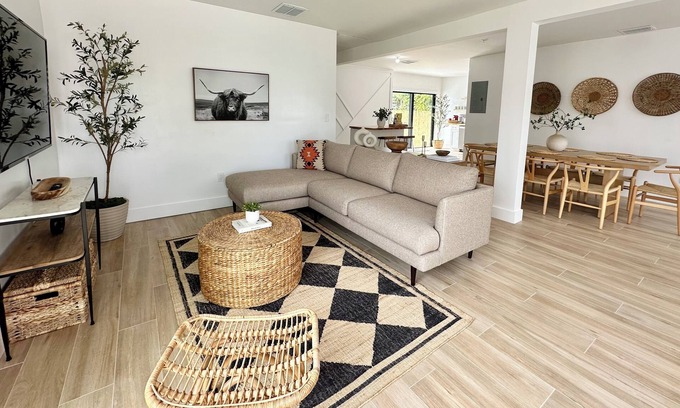West Little Havana House | POOL- Sleeps 8- Mins to Calle 8 - SoBe - Brickell