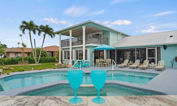 Fort Myers House | Pool, Spa, Kayaks, Bikes, Fishing Gear & More