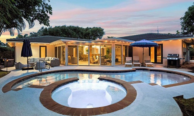 Palm Beach Shores House | Pool/Spa & Walk to the Beach Ping Pong Billiards