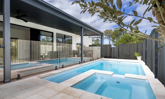 Rye House | Pool/Spa with the beach 150m away, sleeps 16