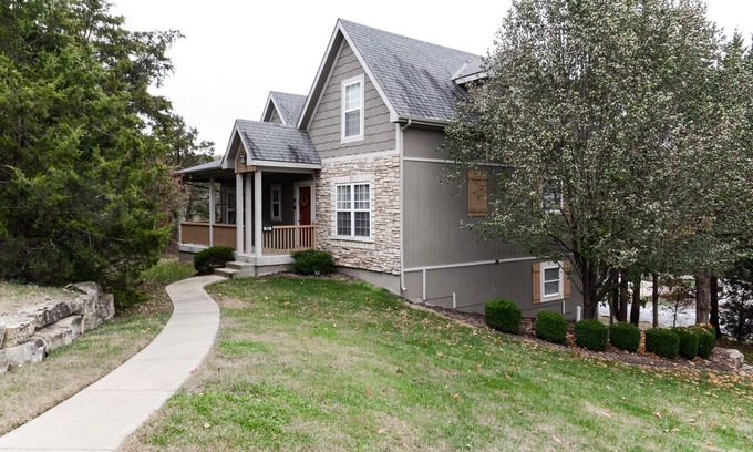 Hollister House | Pool&SplashPad&PlayGround OutTheBackDoor - LakeView-PoolTable-FoosBall+