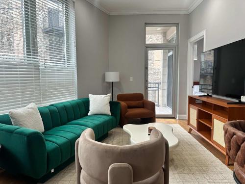 River West Apartment | Pool Table Free Parking Sleeps 8