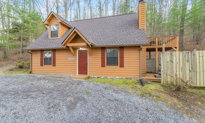 Townsend Cabin | Pool Table♥Hot Tub♥Wood Fireplace♥Community Pool/Fitness♥Sleeps 4