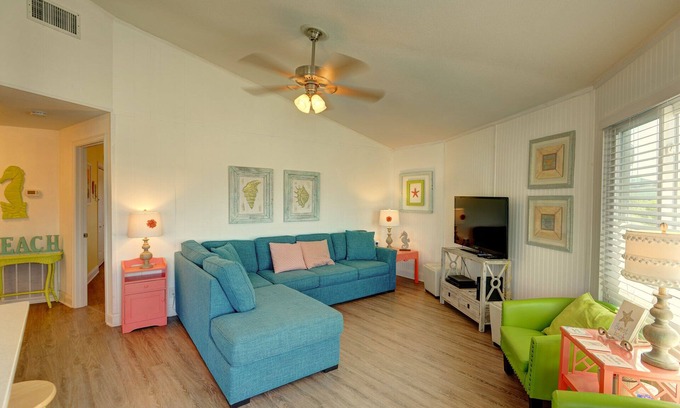 Port Aransas House | Pool View House in Sunday Villas. Great Pool. Short walk to Beach, King bed