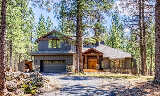 Black Butte Ranch House | Pools, Private Hot Tub & Pool Table. Upscale Lodge