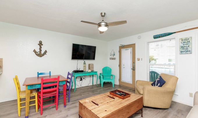 Corpus Christi Condo | Poolside Condo at Beachfront Complex for Ultimate Relaxation