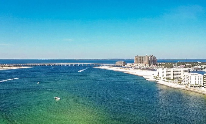 Destin Condo | Poolside Villas DUNES AWAY, End Unit, VIEWS! Gulf and East Pass, 2 bdr/2ba, pool