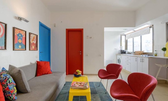 Old North Apartment | Pop art spacious apartment on ben yehuda