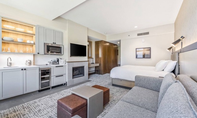 Avon Condo | Pop Art Villa Riverfront | Studio