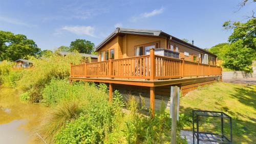 Ryde House | Poppy An Immaculate Lake side Lodge the Perfect Retreat, Sleeps 4