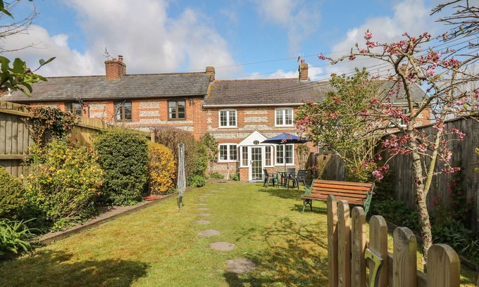Charlton Marshall Cottage | POPPY COTTAGE, family friendly, with open fire in Charlton Marshall