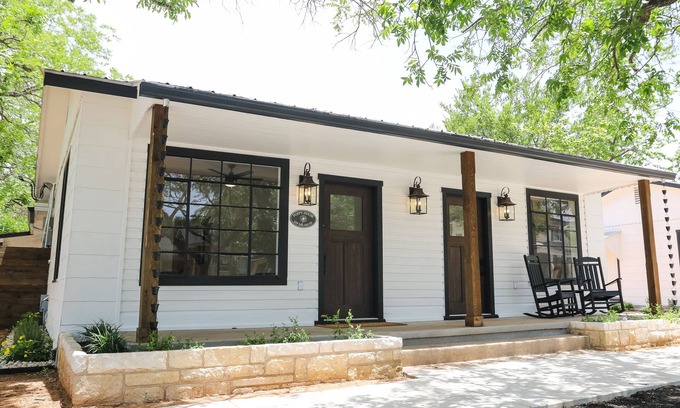Fredericksburg House | Poppy House @ The Briarpatch! Location, Location, Location!