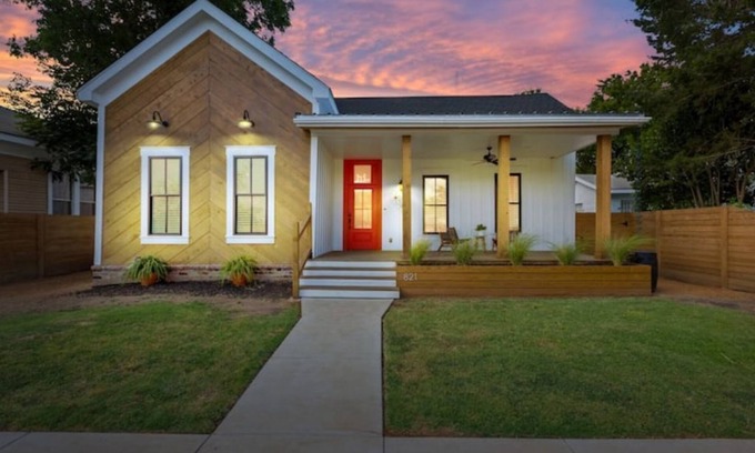 Brazos House | Poppy & Rye House: one block from the Silos