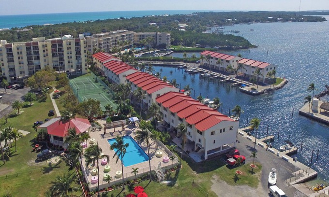 Tavernier House | POPULAR BAYFRONT Townhouse Futura Yacht Club, Pool, Dockage