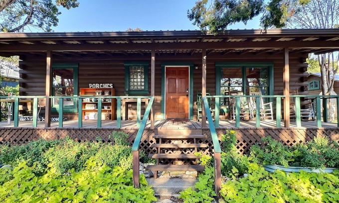Leander Cabin | Porches *Cozy Log Cabin* neasy walk to Lake Travis