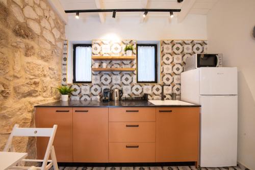Haifa Apartment | PORT CITY HAIFA - Vintage 1 Bdrm Garden next to Rambam
