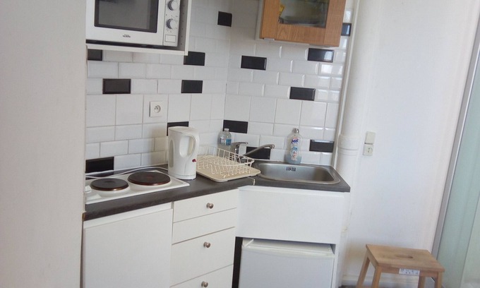 Auteuil Apartment | Porte d'Auteuil room no WiFi, no internet access by back staircase