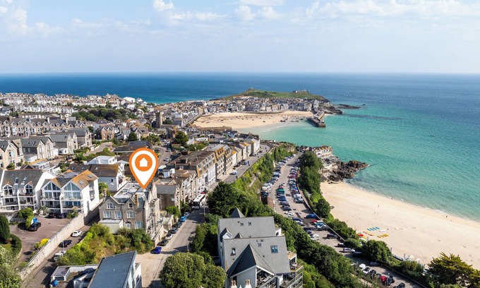 St Ives Apartment | Porthia Penthouse, 2 bedrooms, 2 bathrooms, sea views, parking and free WiFi