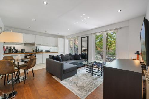Golborne Apartment | Portobello Dock - 1st floor Canal View