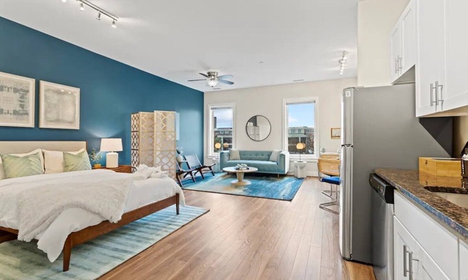 Old Town North Apartment | ⚜Posh Old Town Studio Apt w/Complimentary Parking⚜