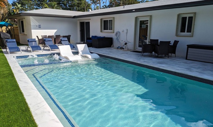 Coral Ridge Apartment | Posh Paradise! Shared Heated Pool, Hot Spa! Minutes to Beach!