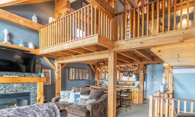 Big White Ski Resort Ski Chalet | Post and Beam home, Ski In/Out, Central Village, Private Hot Tub, sleeps 8