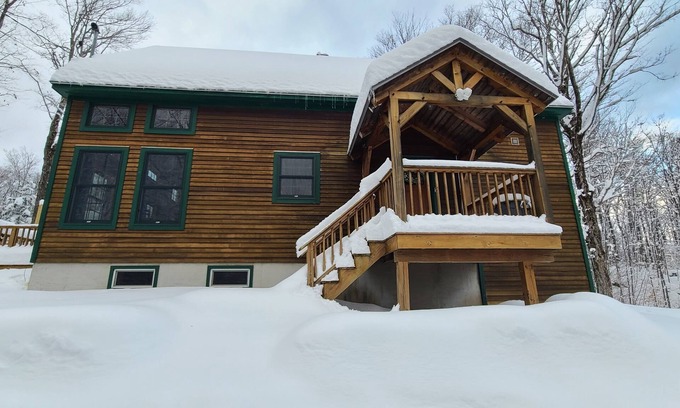 West Dover House | Post and Beam Style house w/Hot Tub - Minutes to Mt. Snow/Golf/Bars/Restaurants