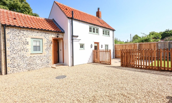Feltwell Cottage | POSTBOX COTTAGE, pet friendly, character holiday cottage in Feltwell