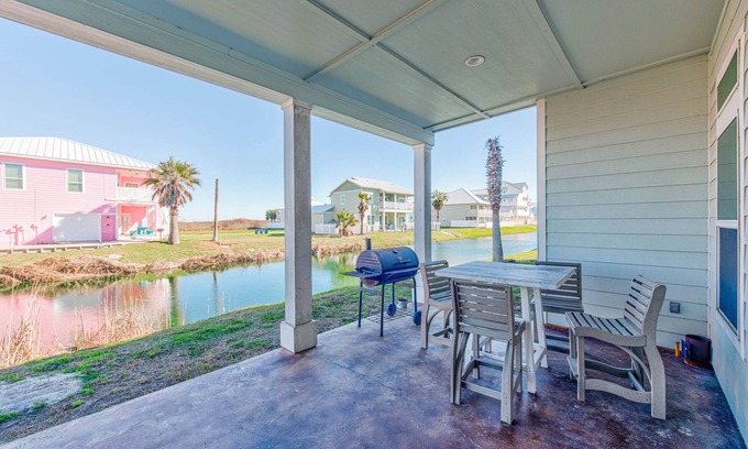 Port Aransas House | Postcard from Paradise | Pet Friendly, Shared Pool