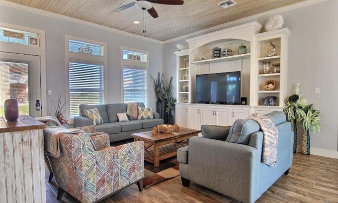 Port Aransas House | Postcard from Paradise IPE126 Home