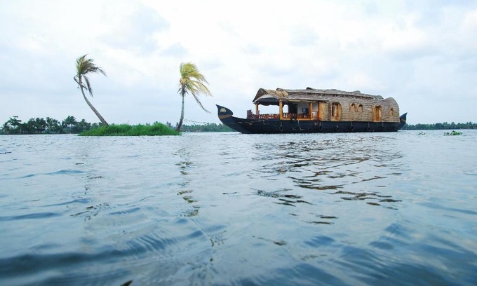 Mullakkal Boat Rental | Pournami Houseboats
