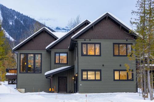 East Kootenay House | Powder House Chalet by Fernie Central Reservations