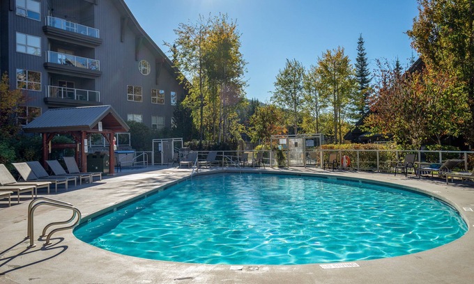 Upper Village Apartment | ❄︎Powder Peak❄︎ 2-Bedroom 2-Bath - 3 Hot Tubs & Pool | The Aspens